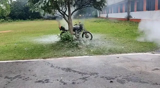 ইতিহাস শিক্ষকের বাইক জ্বালিয়ে দিল সাত পড়ুয়া, উত্তেজনা চিত্তরঞ্জনে