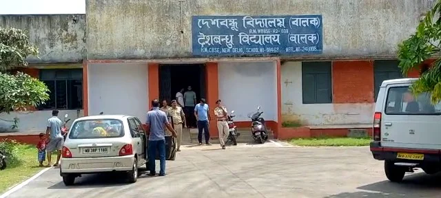 ইতিহাস শিক্ষকের বাইক জ্বালিয়ে দিল সাত পড়ুয়া, উত্তেজনা চিত্তরঞ্জনে