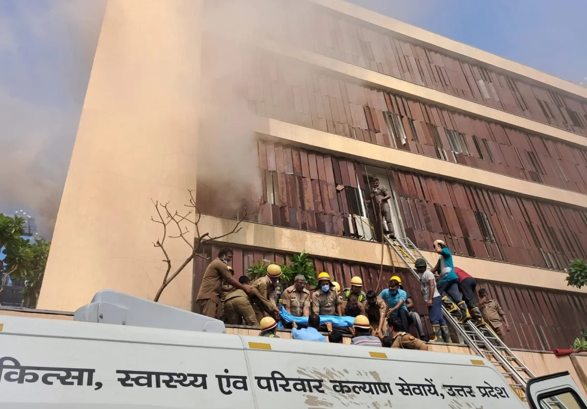 লখনউয়ের লেভানা হোটেলে বিধবংসী অগ্নিকাণ্ড, পুড়ে মৃত্যু কমপক্ষে ৬ জনের, আহত ১০