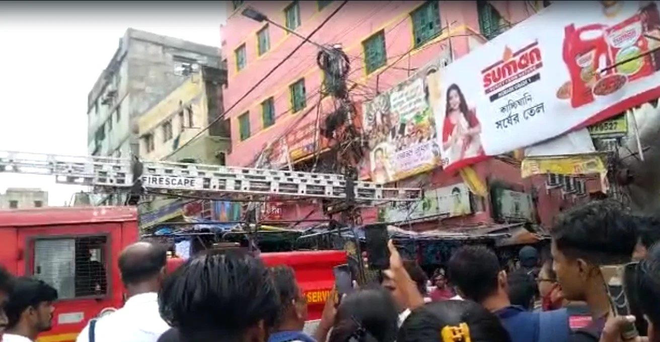 হাওড়া ময়দানে ভিআইপি শোরুমে ভয়াবহ আগুন