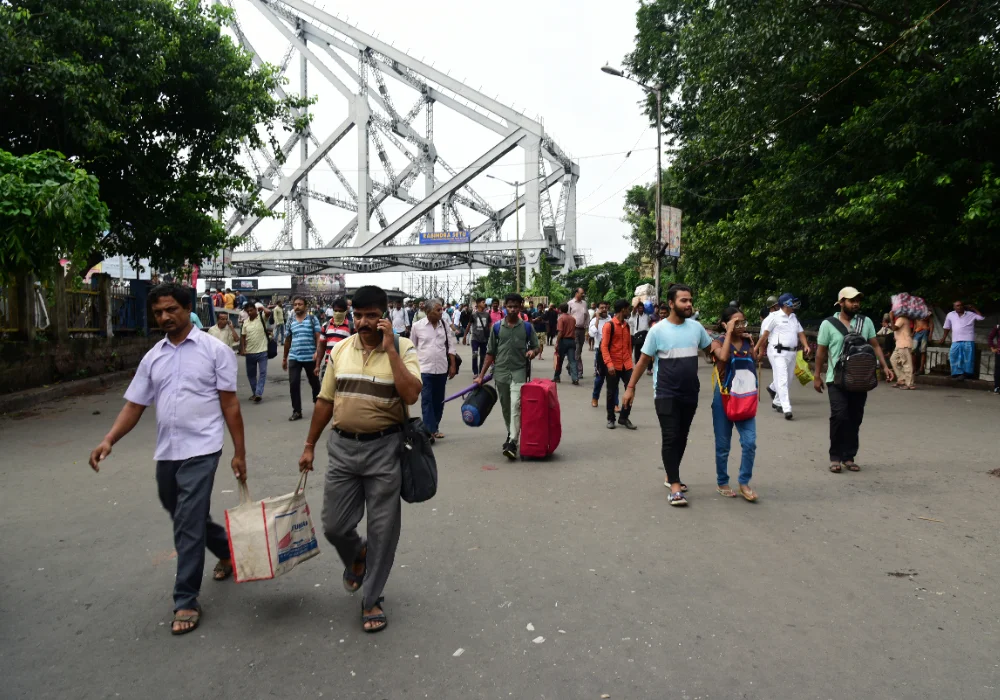 বিজেপির নবান্ন অভিযান ঘিরে দিনভর চরম দুর্ভোগে নিত্যযাত্রীরা  