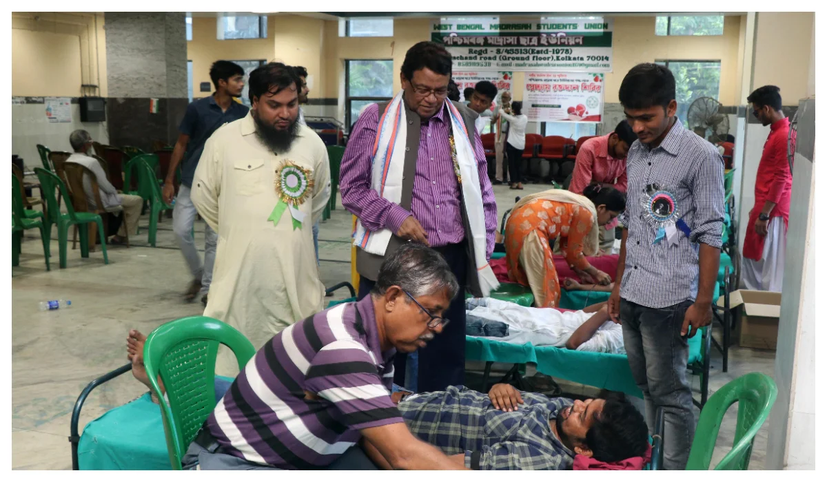 নিহত ছাত্রনেতা আনিস খানের স্মৃতিতে রক্তদান আলিয়ার শিক্ষার্থীদের