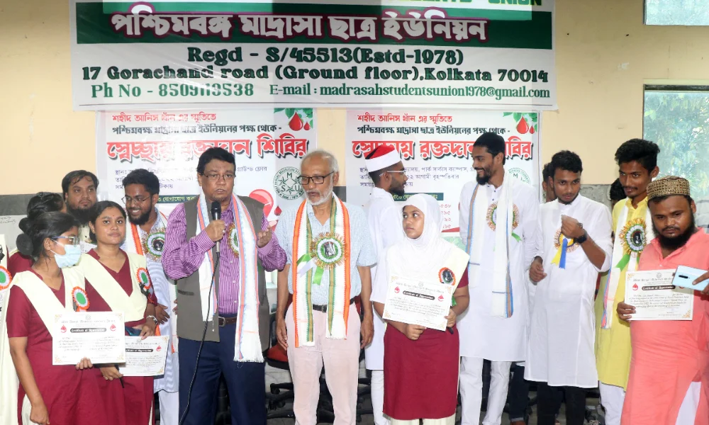 নিহত ছাত্রনেতা আনিস খানের স্মৃতিতে রক্তদান আলিয়ার শিক্ষার্থীদের