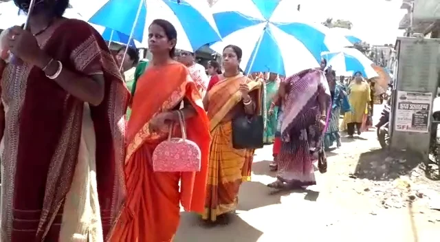 জোড়াসাঁকো  থেকে শুরু  হওয়া  বর্ণময়  ধন্যবাদ মিছিলে অংশ নিল হাওড়ার পুজো কমিটিগুলিও