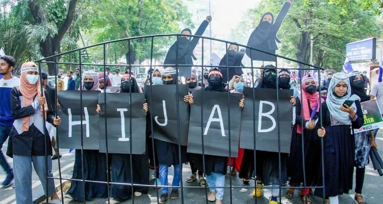 হিজাব মামলায় রায়দান স্থগিত রাখল সুপ্রিম কোর্ট