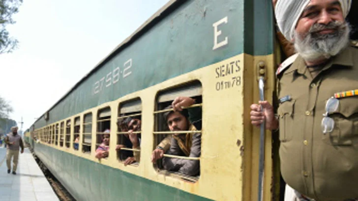 পাকিস্তানে তেলের অভাবে বন্ধ ট্রেন পরিষেবা, মানতে নারাজ রেল কর্তৃপক্ষ