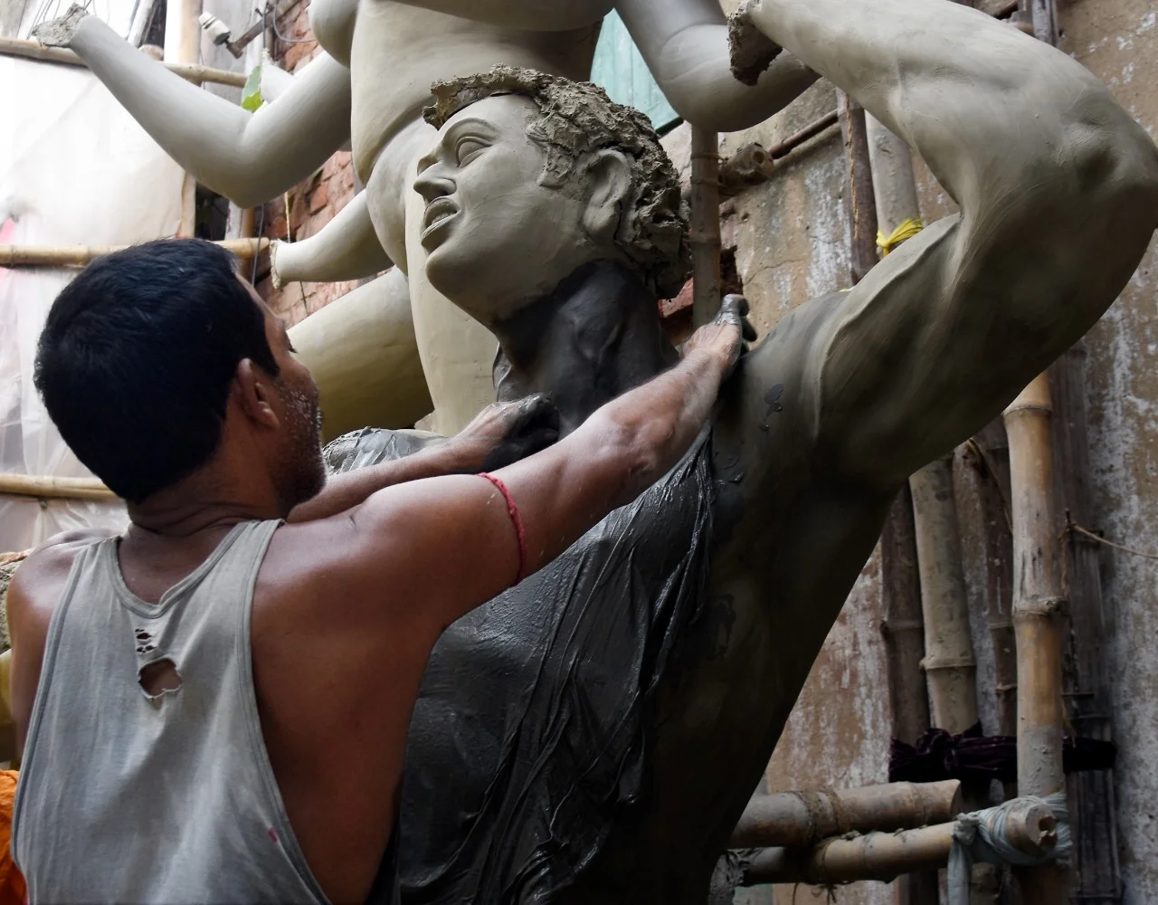 "পূজার সময় এলো কাছে " কুমারটুলিতে চূড়ান্ত তৎপরতা দেখুন পুবের কলম ডিজিটালের ফটোগ্যালারি