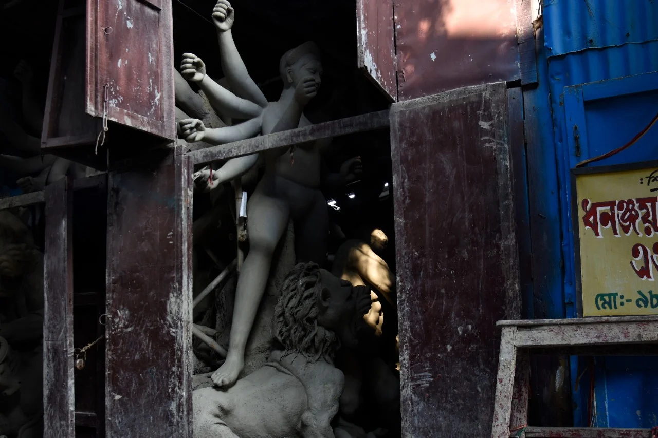 "পূজার সময় এলো কাছে " কুমারটুলিতে চূড়ান্ত তৎপরতা দেখুন পুবের কলম ডিজিটালের ফটোগ্যালারি