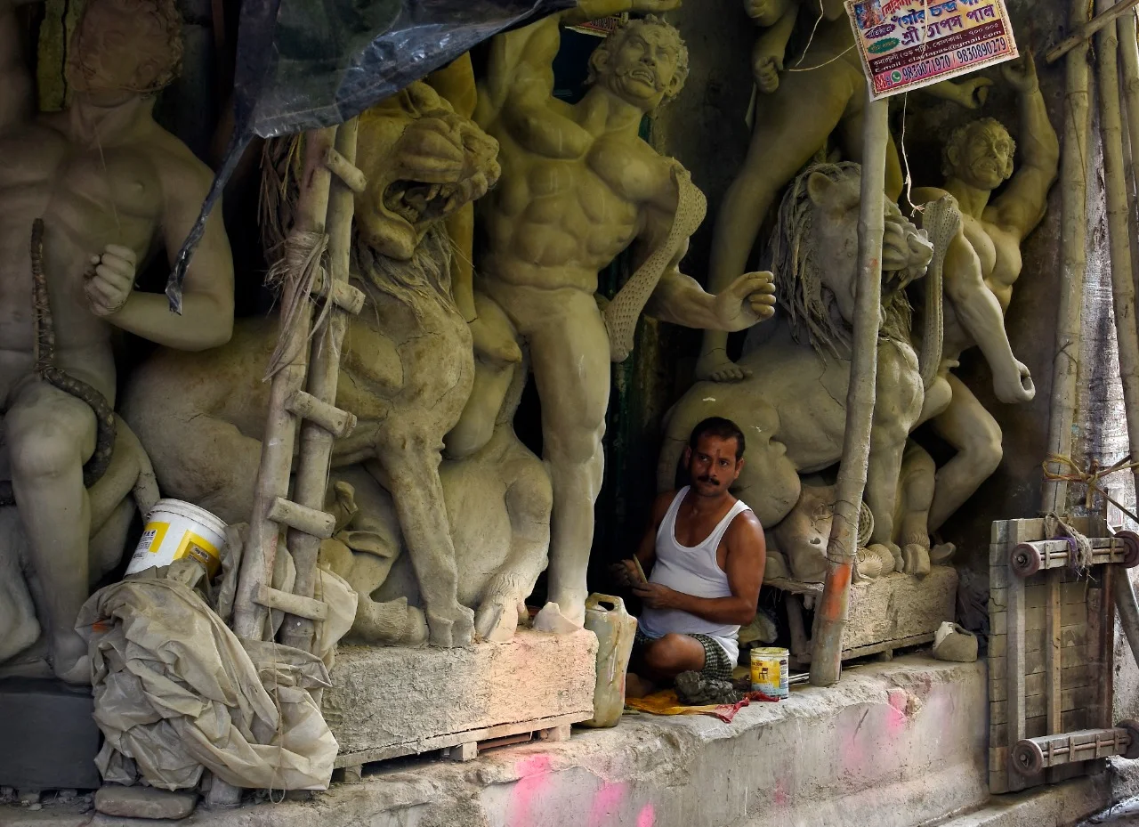 "পূজার সময় এলো কাছে " কুমারটুলিতে চূড়ান্ত তৎপরতা দেখুন পুবের কলম ডিজিটালের ফটোগ্যালারি