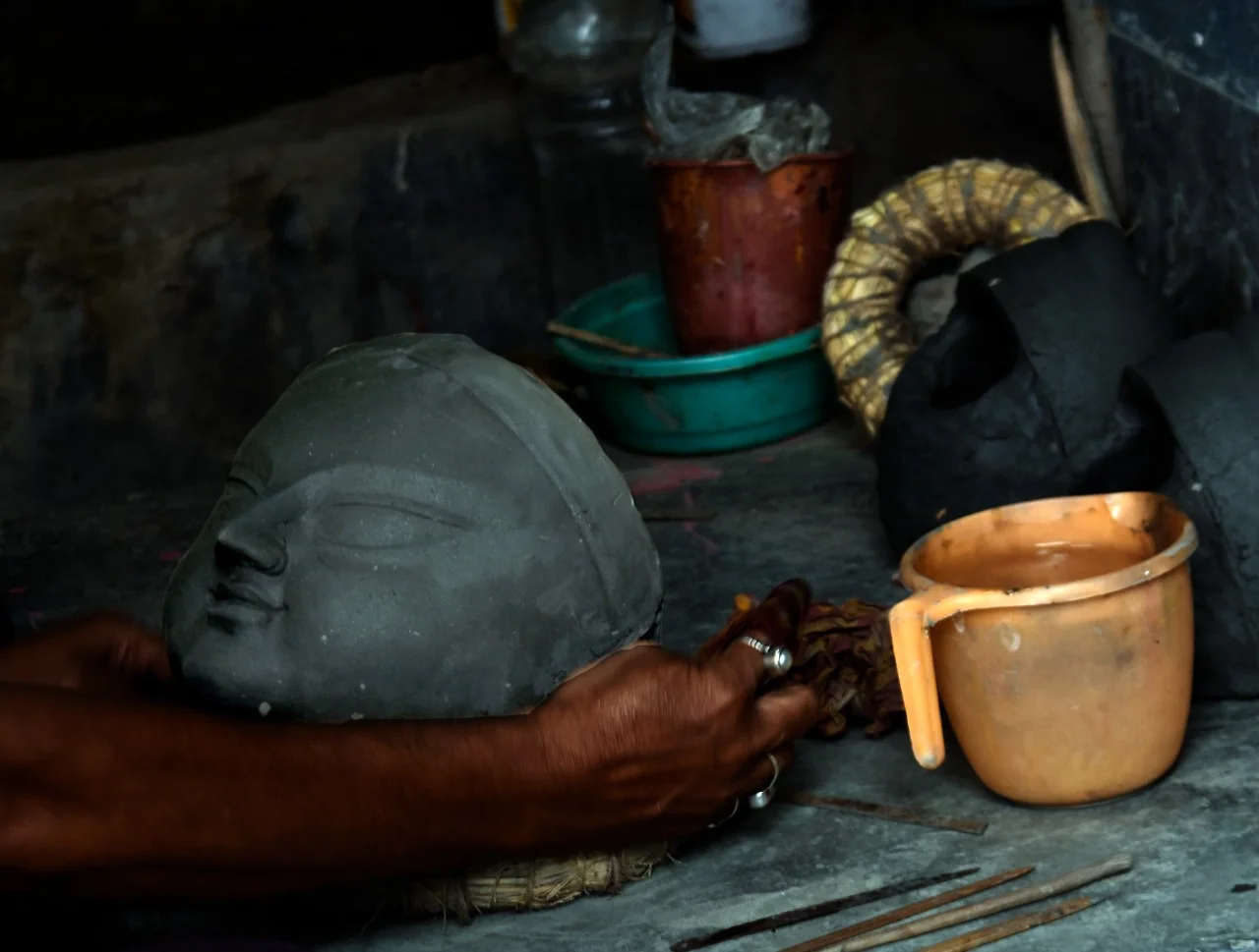 "পূজার সময় এলো কাছে " কুমারটুলিতে চূড়ান্ত তৎপরতা দেখুন পুবের কলম ডিজিটালের ফটোগ্যালারি