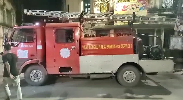 হাওড়ার সন্ধ্যাবাজার এলাকায় রাতে বহুতল বিল্ডিংয়ে আগুন, অসুস্থ এক দমকলকর্মী