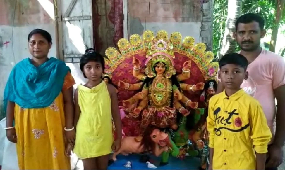 সুন্দরবনে দুই খুদের তৈরি এক ফুটের দুর্গা নজর কাড়লো জঙ্গল পারে