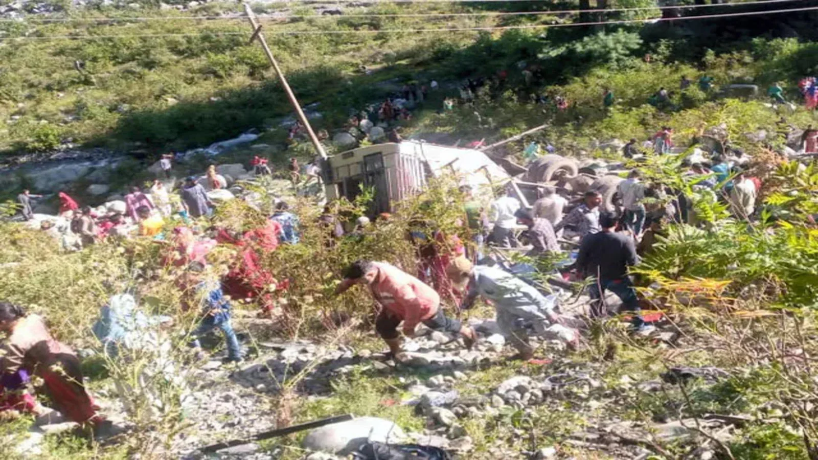 ভয়াবহ বাস দূর্ঘটনায় ভূস্বর্গে প্রাণ হারালেন কমপক্ষে ১১ জন, আহত ২৬