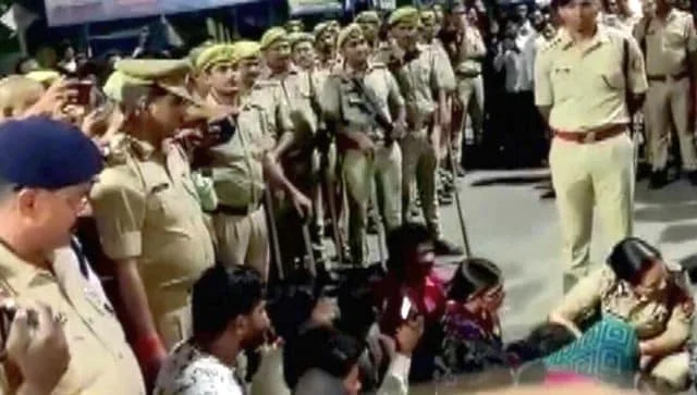 গলায় ওড়নার ফাঁস, গাছ থেকে ঝুলছে দলিত দুই বোনের নিথর দেহ! যোগীরাজ্যের শাসন ব্যবস্থা নিয়ে সরব বিরোধীরা