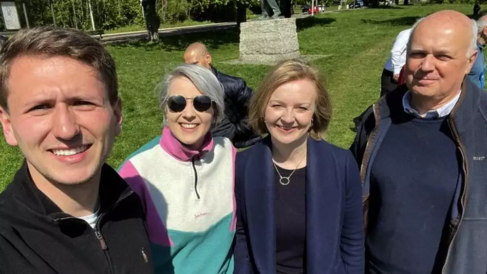 প্রধানমন্ত্রী পদপ্রার্থী মেয়ের বিরুদ্ধে প্রচারে নামার কথা ভাবেন বাবা, জানুন লিজ ট্রাসের অজানা কথা