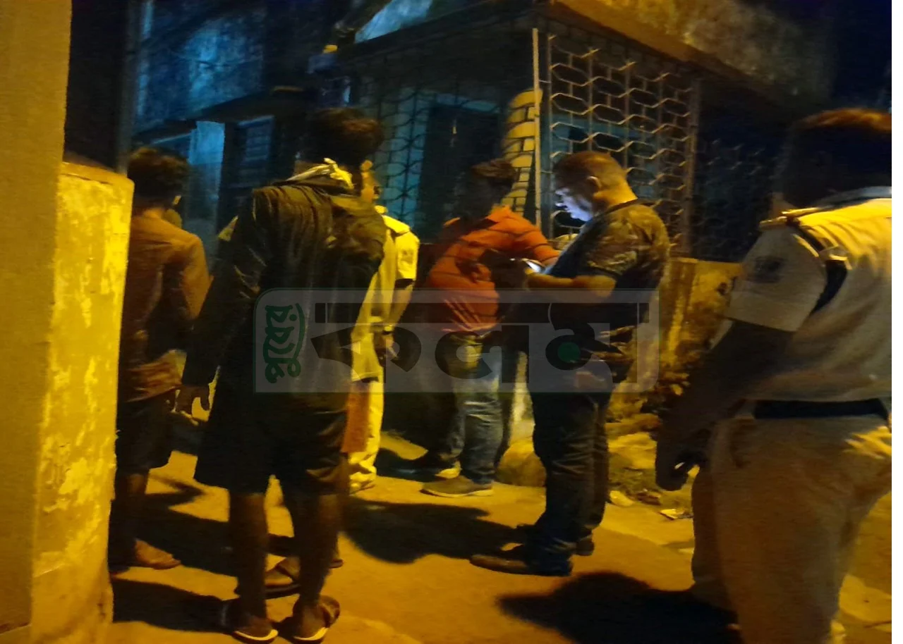 রবিনসনস্ট্রিট কঙ্কাল  কান্ডের ছায়া এবার হাওড়ার রামরাজাতলার নন্দীপাড়া  এলাকায়, তিনদিন ধরে মায়ের দেহ আগলে বসে মেয়ে
