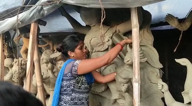 ডায়মন্ডহারবারে দুই পটুয়া বোনের হাতে মৃণ্ময়ী মা পাচ্ছেন চিন্ময়ী রূপ