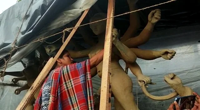 ডায়মন্ডহারবারে দুই পটুয়া বোনের হাতে মৃণ্ময়ী মা পাচ্ছেন চিন্ময়ী রূপ