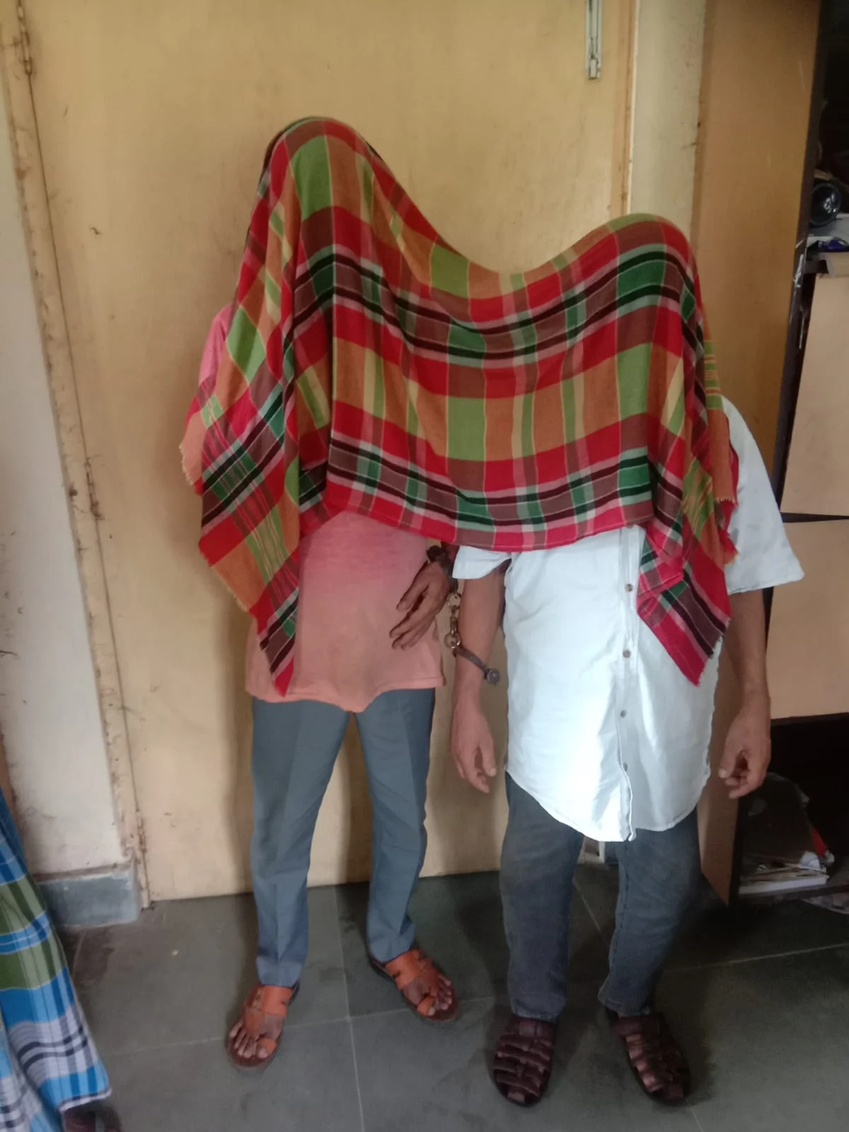 একই থানা এলাকা থেকে বারংবার দুঃসাহসিক ডাকাতি,  অবশেষে পুলিশের জালে ডাকাত