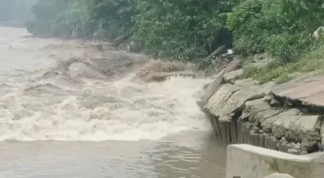 ভিডিও তুলতে গিয়ে বেলুড়ে গঙ্গায় বানের জলে নিজেই ভেসে গেলো বছর কুড়ির যুবক