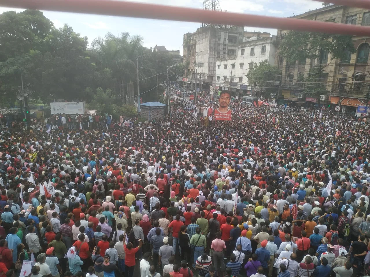 এসএফআই ও ডিওয়াইএফআই- এর ইনসাফ সভা, যানজটে স্তব্ধ শহর, মিছিল হাওড়া থেকেও