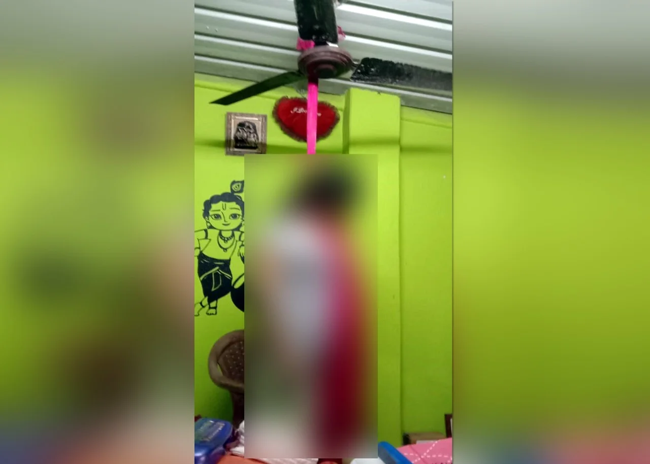 গলায় ফাঁস লাগিয়ে আত্মঘাতী  দ্বিতীয় বর্ষের ছাত্রী, এলাকায় চাঞ্চল্য