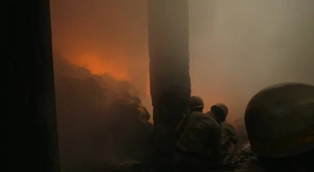 সালকিয়ার তুলোর গুদামে বিধ্বংসী আগুন,প্রচুর ক্ষয়ক্ষতির আশঙ্কা