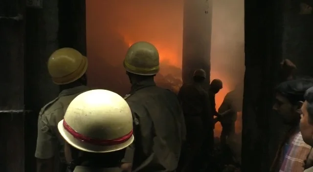 সালকিয়ার তুলোর গুদামে বিধ্বংসী আগুন,প্রচুর ক্ষয়ক্ষতির আশঙ্কা