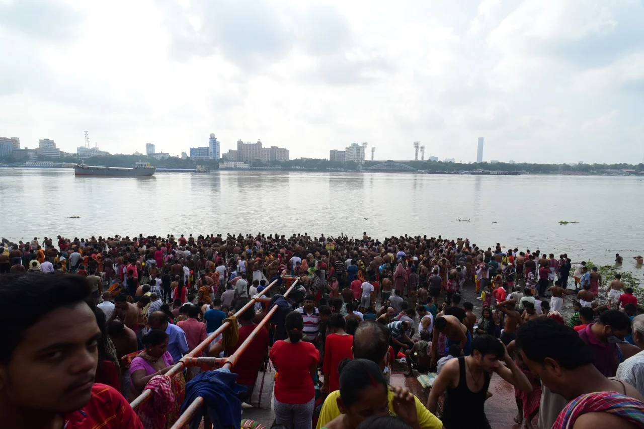 আজ  মহালয়া,  পিতৃপক্ষের অবসানে, গঙ্গার ঘাটে তর্পণের ভিড়, দেখুন পুবের কলম ডিজিটালে ফটো গ্যালারি