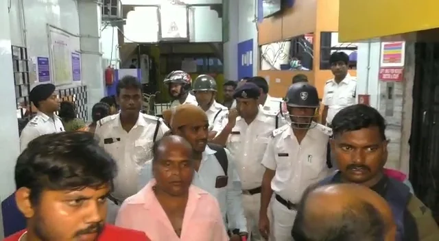 শিশু মৃত্যুকে কেন্দ্র করে রণক্ষেত্র সাঁত্রাগাছি মোড়ের নার্সিংহোম চত্বর, ভাঙচুর, অবরোধ