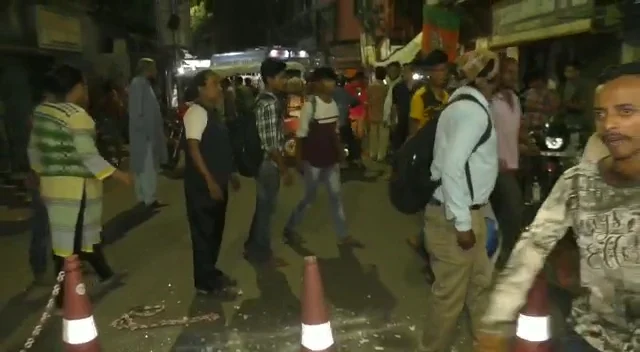 শিশু মৃত্যুকে কেন্দ্র করে রণক্ষেত্র সাঁত্রাগাছি মোড়ের নার্সিংহোম চত্বর, ভাঙচুর, অবরোধ