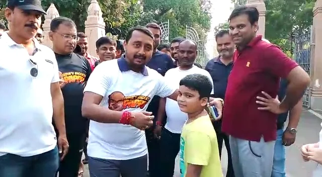 অমিত শাহের ছবি দেওয়া পাপ্পু গেঞ্জি পরে বেলুড় মঠ চত্বরে তৃণমূল নেতার সঙ্গীদের নিয়ে প্রাতঃভ্রমণ