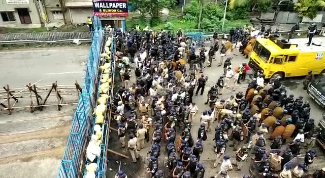 রণক্ষেত্র সাঁত্রাগাছি, চলল জল কামান, টিয়ার গ্যাস, অসুস্থ হয়ে পড়ে গেলেন বিজেপি কর্মী