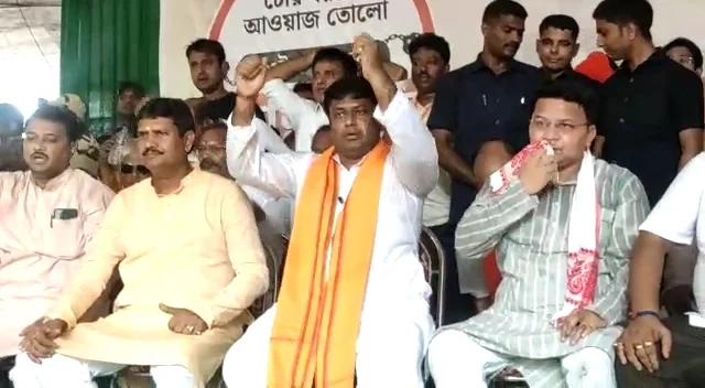 রণক্ষেত্র সাঁত্রাগাছি, চলল জল কামান, টিয়ার গ্যাস, অসুস্থ হয়ে পড়ে গেলেন বিজেপি কর্মী