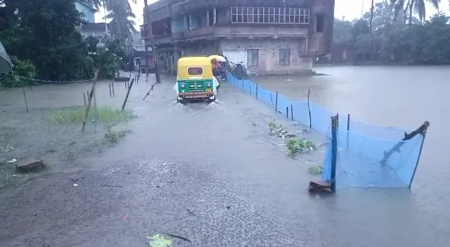 টানা বৃষ্টিতে বিপর্যস্ত দক্ষিণ ২৪ পরগণার একাধিক এলাকা
