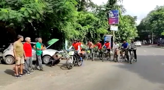দূষণমুক্ত সমাজের বার্তা দিতে কলকাতা থেকে সাইকেল নিয়ে কন্যাকুমারী পাড়ি জমালেন পরিক্ষীৎ
