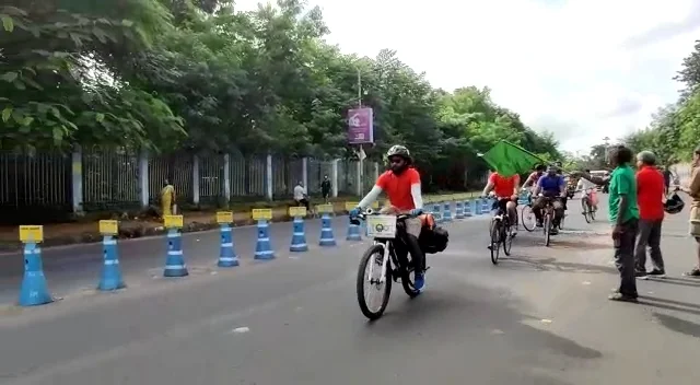 দূষণমুক্ত সমাজের বার্তা দিতে কলকাতা থেকে সাইকেল নিয়ে কন্যাকুমারী পাড়ি জমালেন পরিক্ষীৎ