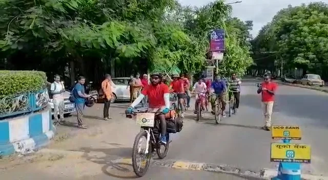 দূষণমুক্ত সমাজের বার্তা দিতে কলকাতা থেকে সাইকেল নিয়ে কন্যাকুমারী পাড়ি জমালেন পরিক্ষীৎ