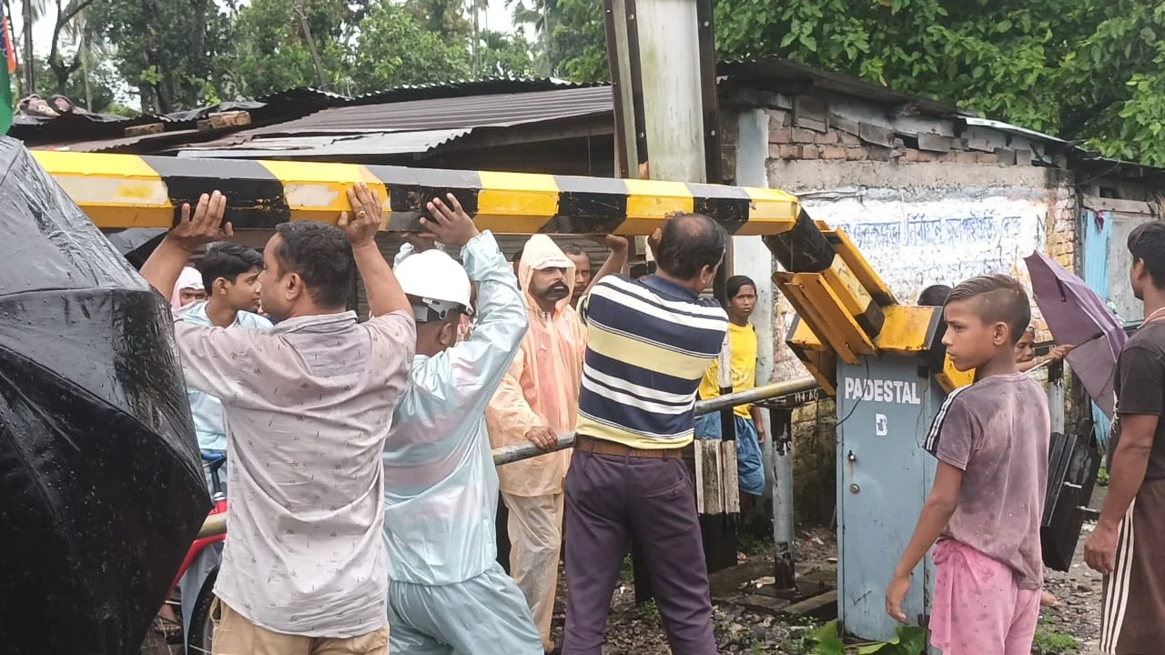  টোটোর ধাক্কায় ভাঙলো রেল গেট, চাঞ্চল্য এলাকায়  