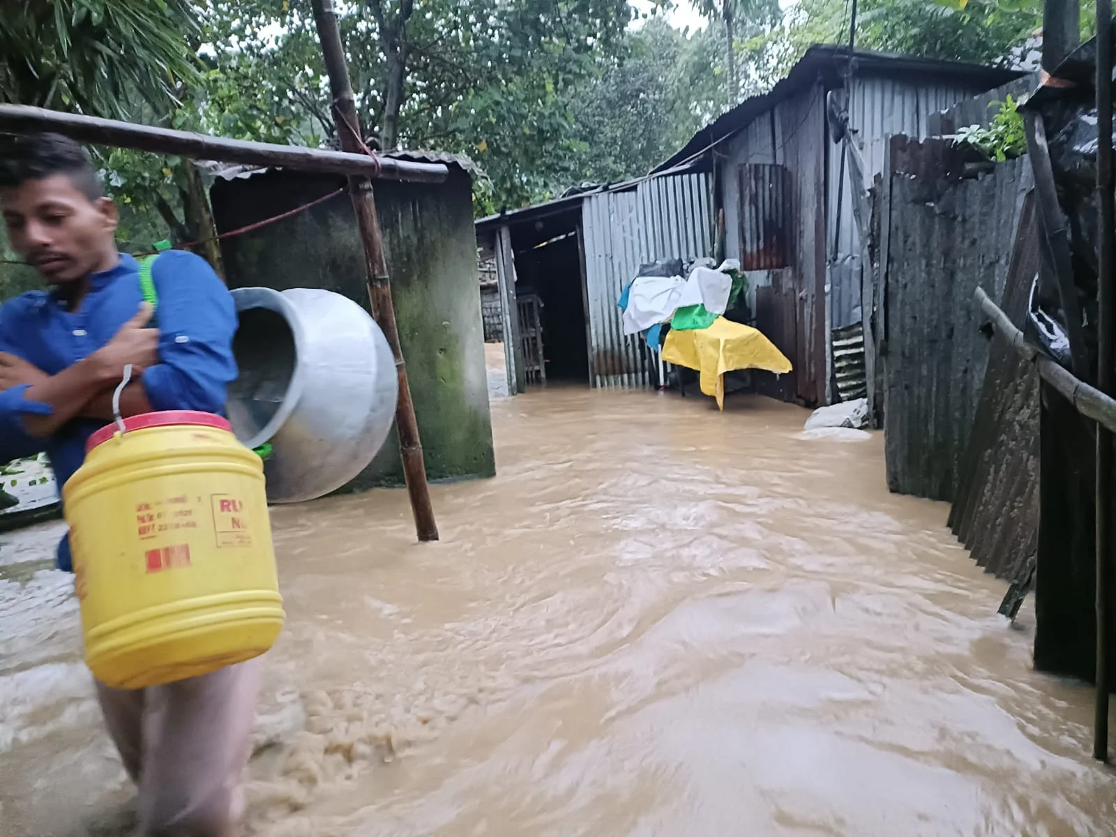 পাহাড়ের বৃষ্টির জেরে ডুয়ার্সের নদীতে জলস্ফীতি, জলমগ্ন গয়েরকাটা