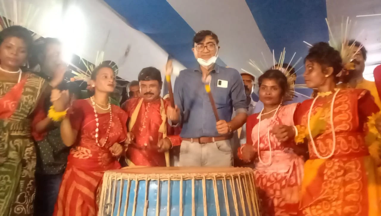 সুন্দরবনের করম উৎসবে ধামসা বাজিয়ে ঝুমুরের তালে নাচলেন মহাকুমাশাসক বিধায়ক