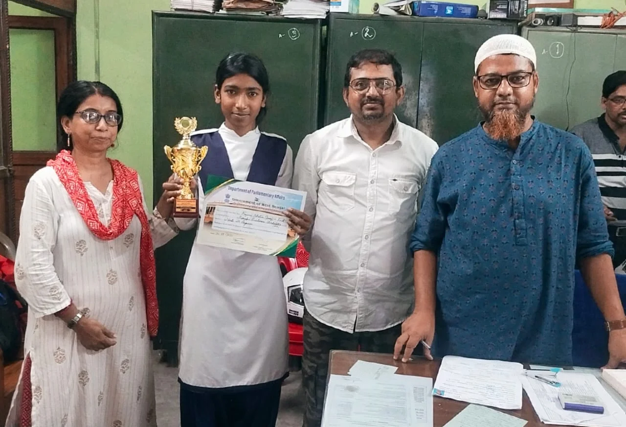 প্রবন্ধ রচনা প্রতিযোগিতায় জেলার মধ্যে প্রথম স্থান অধিকার করে নজির গড়ল দশম শ্রেণির ছাত্রী ফারজানা খাতুন