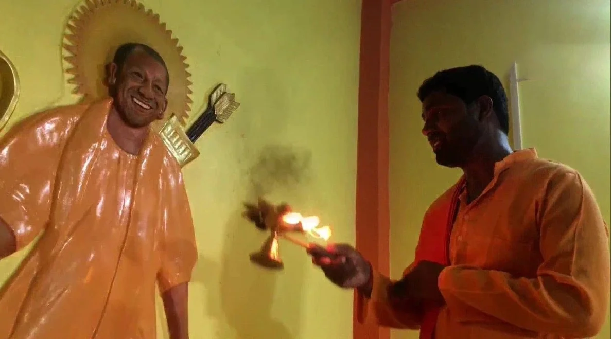 নারী নির্যাতনে তোলপাড় উত্তরপ্রদেশে যোগীর মূর্তি বানিয়ে মন্দিরে রাম অবতারে পুজো