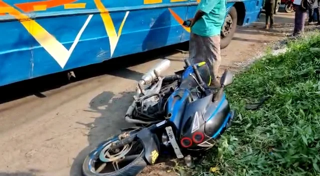 বাস ও বাইকের মুখোমুখি সংঘর্ষে গুরুতর আহত তিন