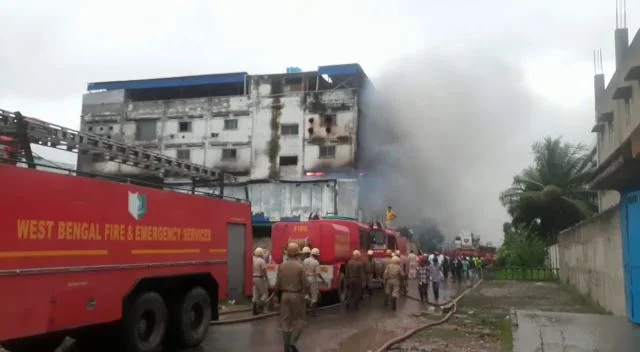 বিধ্বংসী অগ্নিকাণ্ড বানতলা লেদার কমপ্লেক্সে, আগুন নেভাতে ১৬টি ইঞ্জিন, আনা হল হাইড্রোলিক ল্যাডার