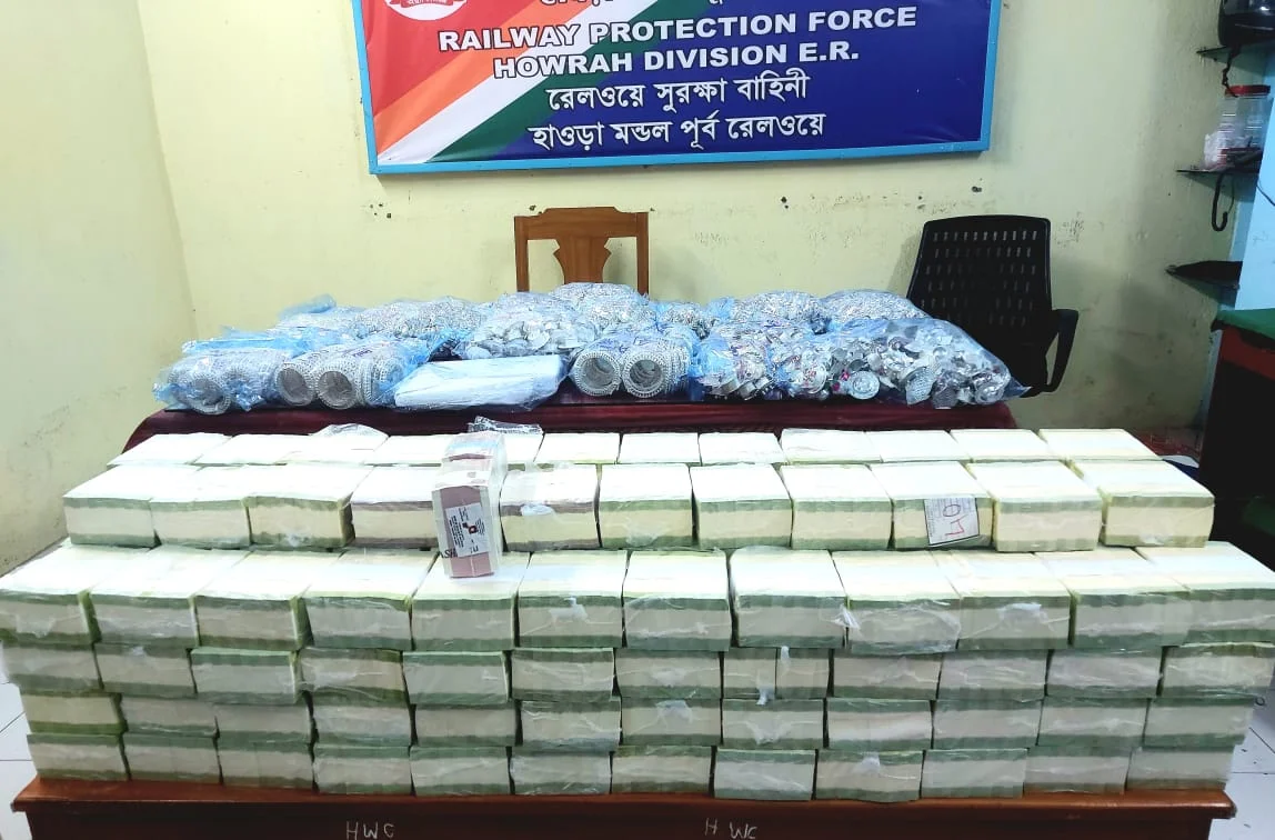 হাওড়া পুলিশের অতিরিক্ত নজরদারিতে সাফল্য, স্টেশন থেকে উদ্ধার বিপুল পরিমাণ নগদ সহ রূপোর গহনা