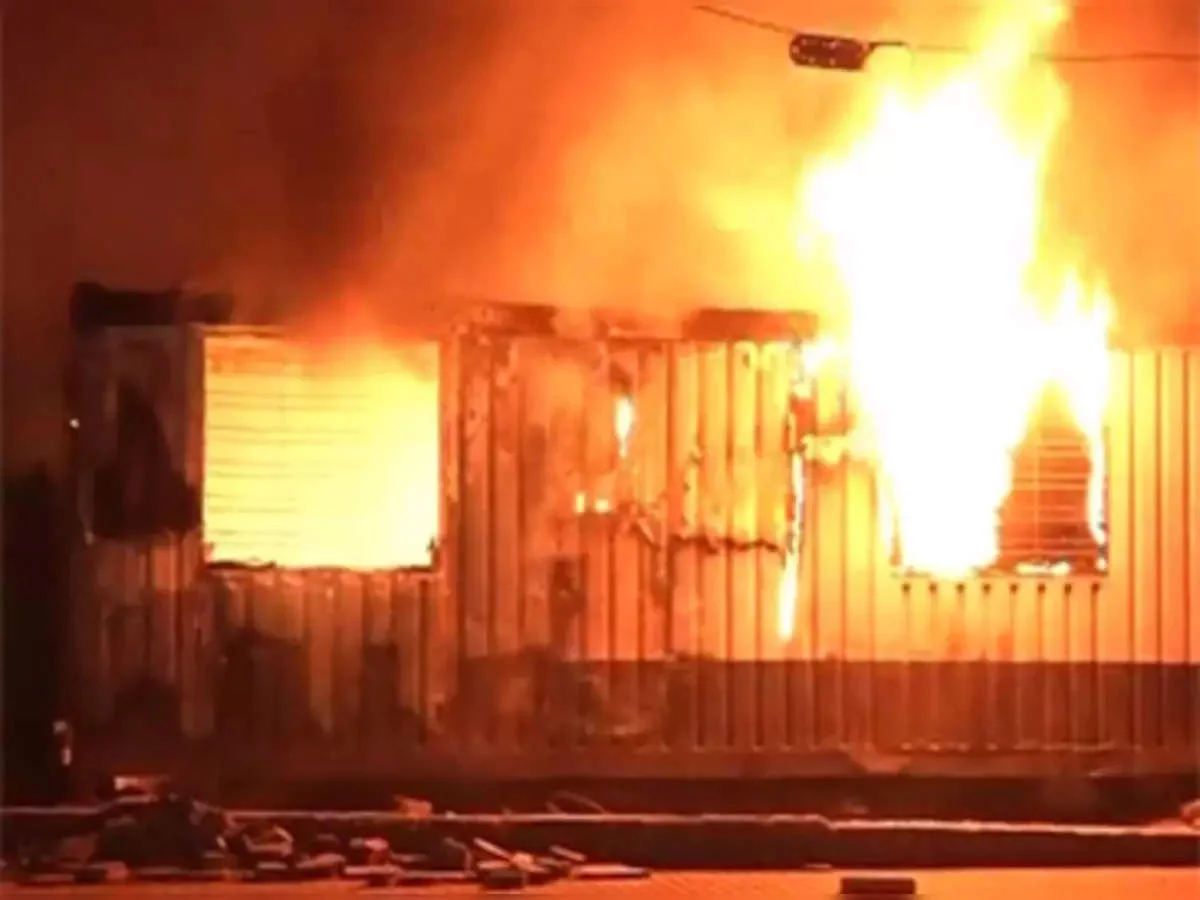 সাতসকালে টালিগঞ্জে প্রযোজনা সংস্থার গুদামে আগুন, ঘটনাস্থলে দমকলের ১৫ টি ইঞ্জিন