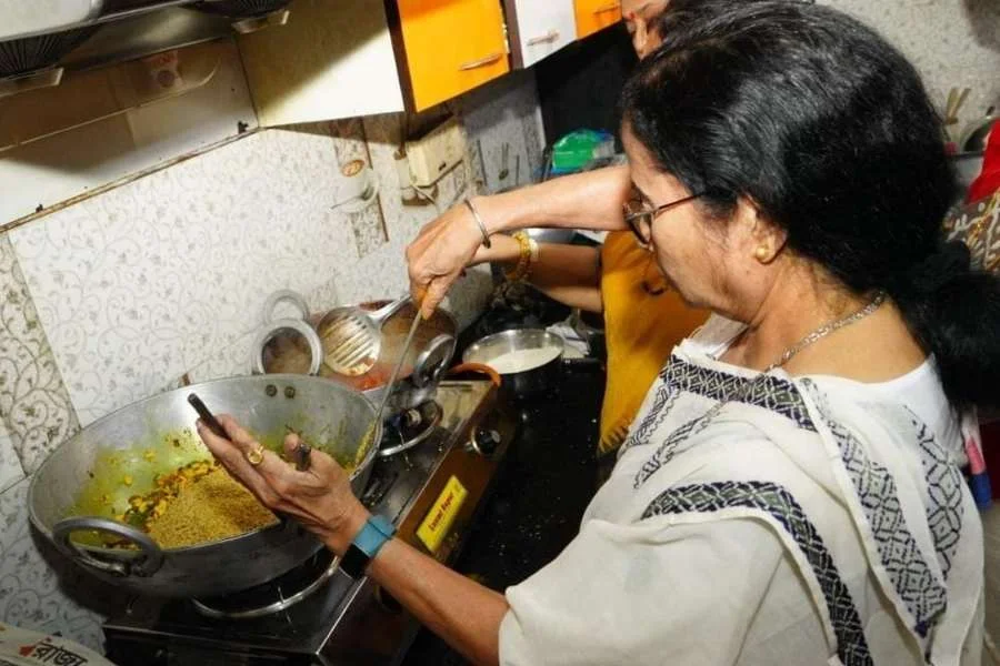 নিজের হাতে রাঁধলেন ভোগ, বাড়ির পুজোয় অন্য ভূমিকায় মুখ্যমন্ত্রী মমতা বন্দ্যোপাধ্যায়