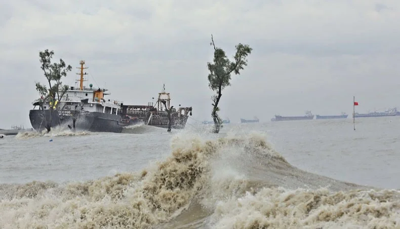 বাংলাদেশেই আছড়ে পড়ল সিত্রাং, ৯ ফুট জলোচ্ছ্বাস, কমপক্ষে ৯ জনের মৃত্যু