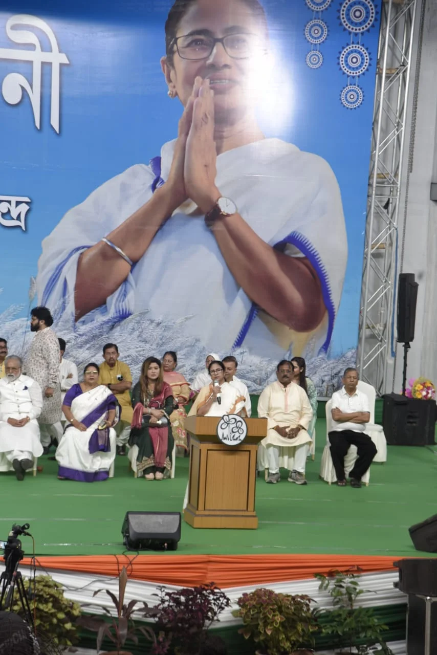 চারটে ডান্ডা নিয়ে বেরিয়ে দল উঠে গেছে ভাবার কারণ নেই,' বিজয়া সম্মেলনী থেকে ফের লড়াইয়ের বার্তা মমতার
